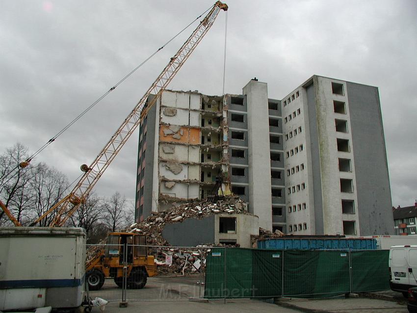 Abriss Hochaus Koeln Vingst 12.JPG